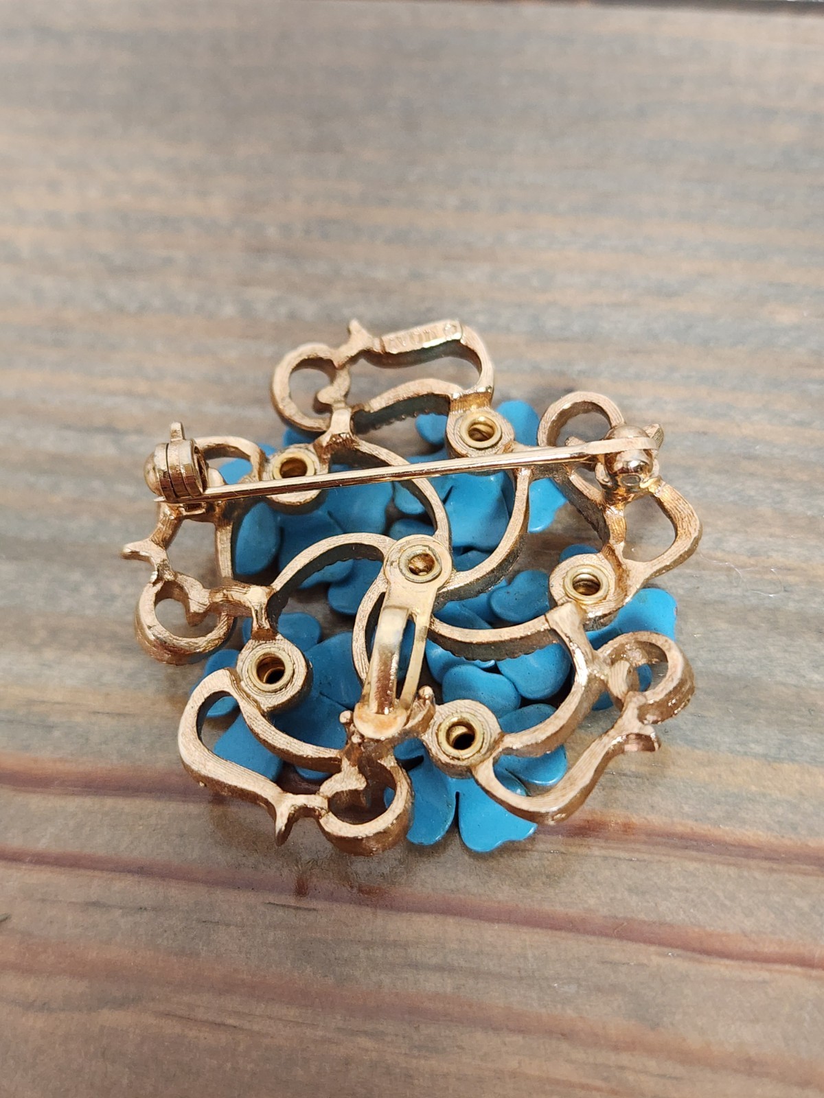 VTG Avon Gold Tone Forget Me Not Blue Enamel Rhinestone Rivet Swedge Brooch