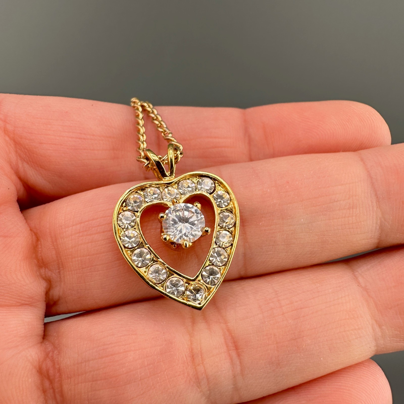 Vintage Rhinestone Heart Pendant Necklace Gold Tone Clear Crystals 16″ Chain