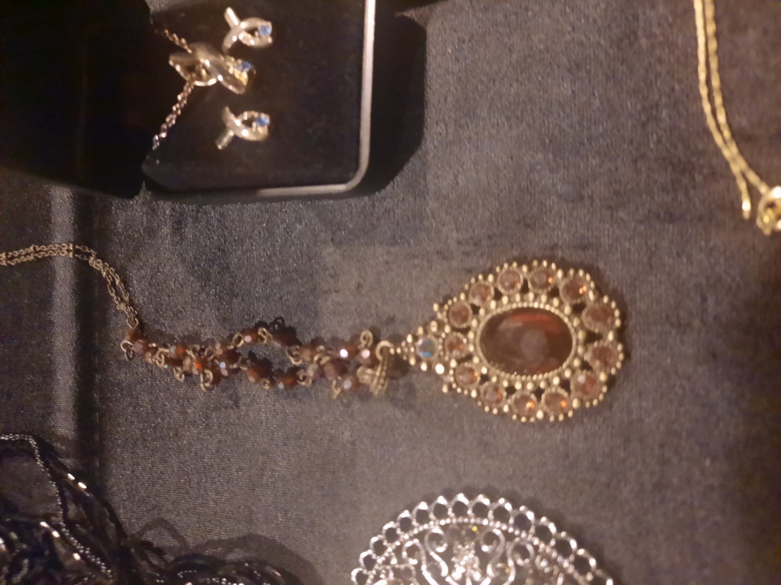 Beautiful vintage to modern wearable jewelry lot of 17 Pieces fashion jewelry