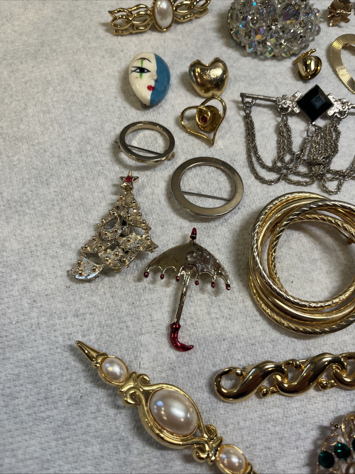 Vintage Brooch Pin Lot Gold Tone Silver Tone Mixed Materials 33 Pc Stones Ect