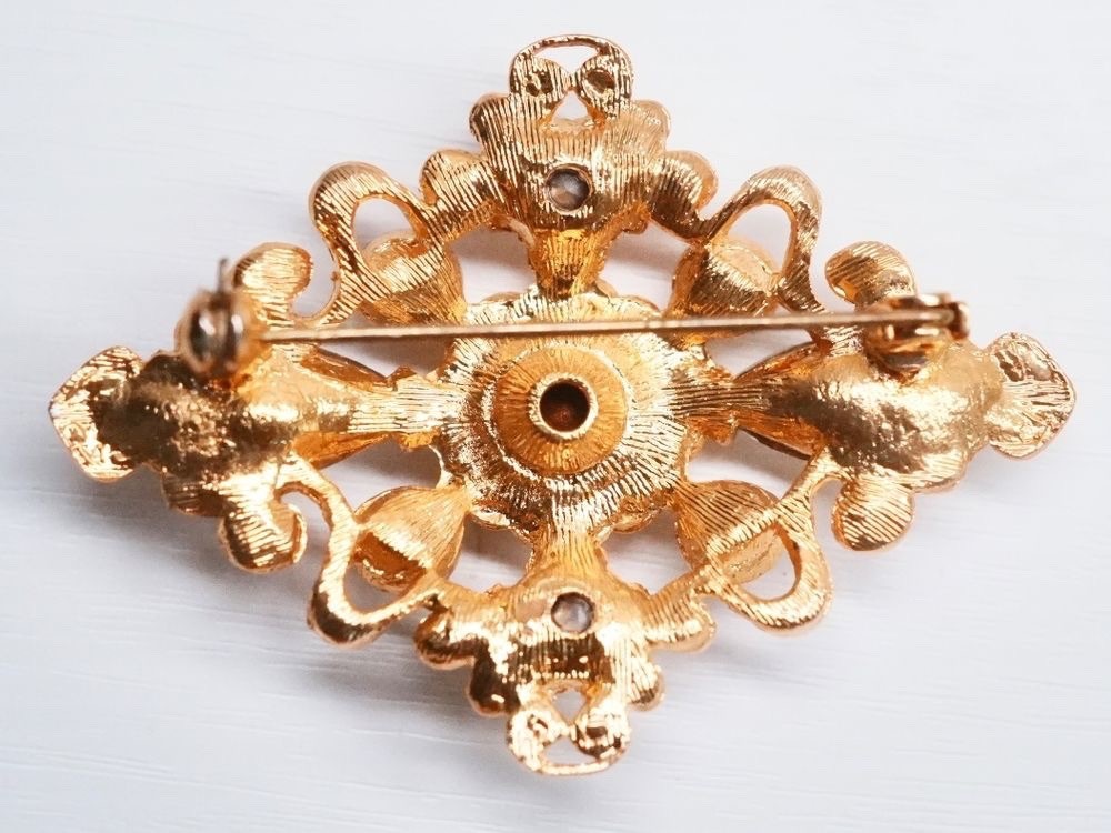 Vintage brooch rhinestone clear & pearls gold-toned Baroque style.