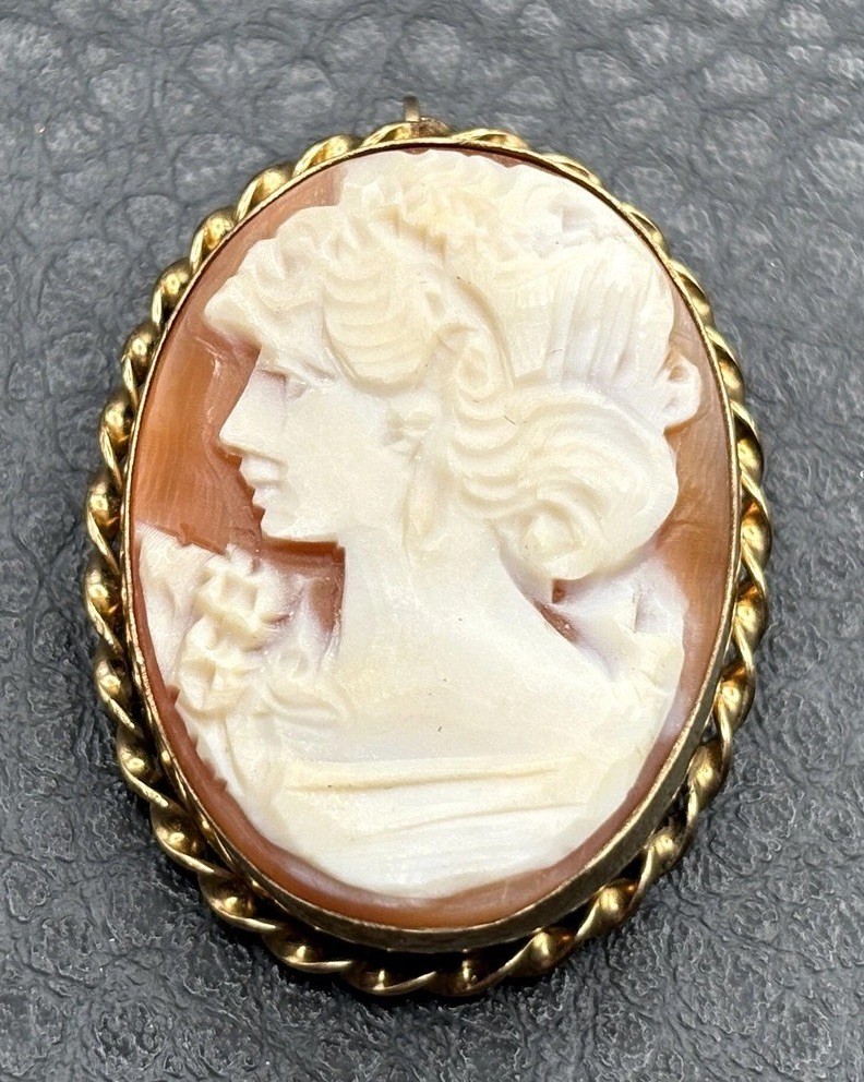Vintage Left Facing 14K Gold Filled Hand Carved Shell Cameo Brooch Pendant