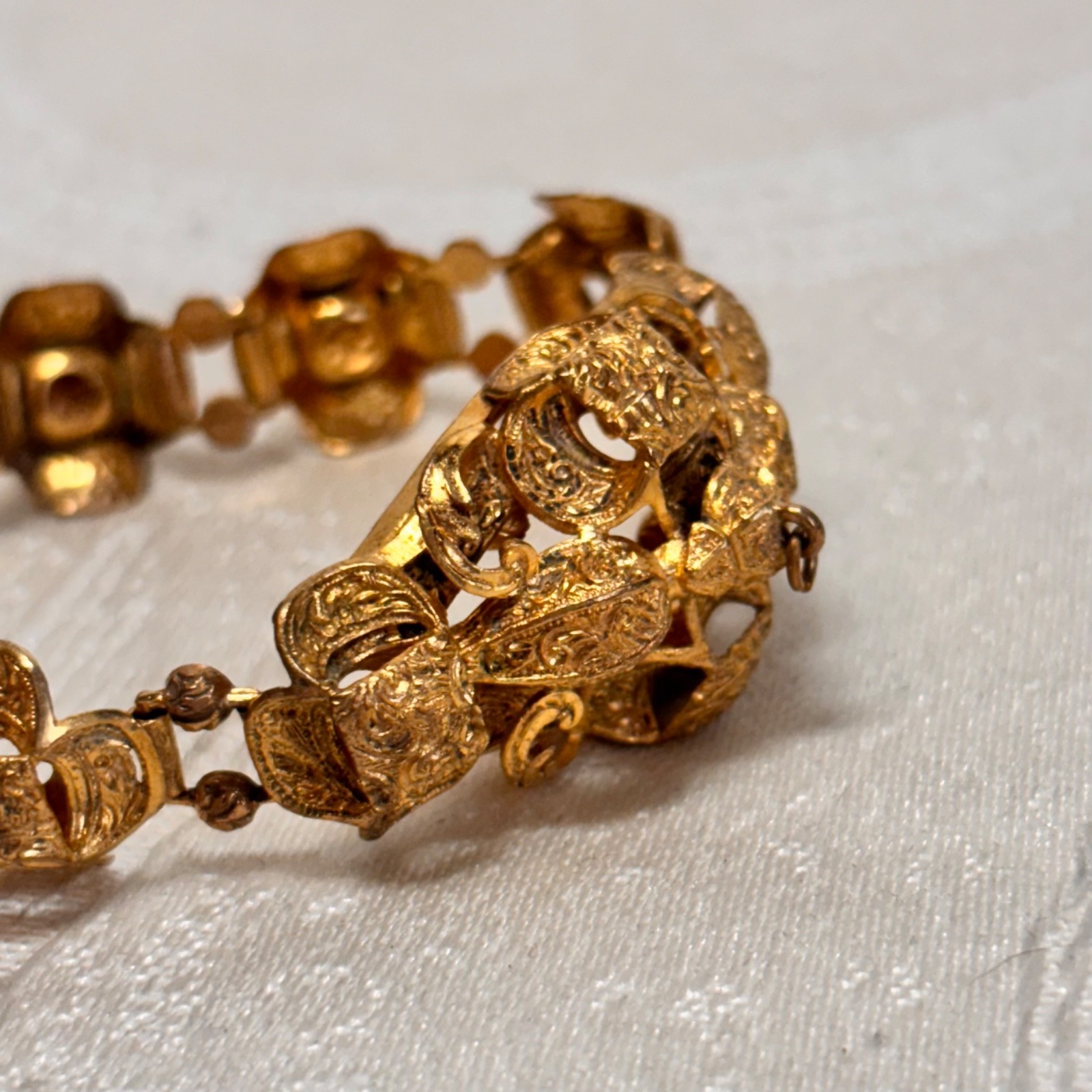 BRACELET goldtone metal temple lightweight box clasp NO BELL vintage 6 1/4″ circ