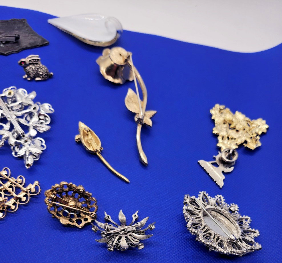VTG Brooch & Lapel Pin Jewelry Lot Mixed Rhinestone Floral Bird Rabbit Mouse 15+