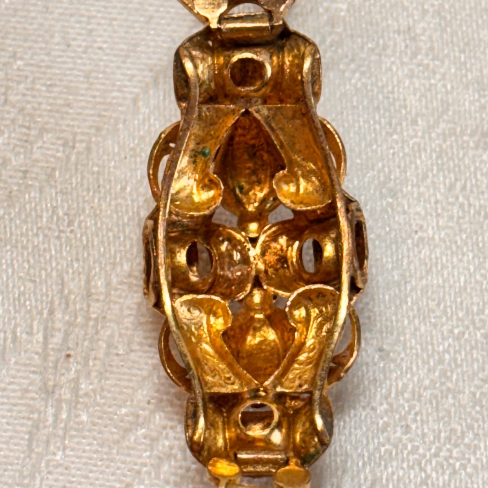 BRACELET goldtone metal temple lightweight box clasp NO BELL vintage 6 1/4″ circ