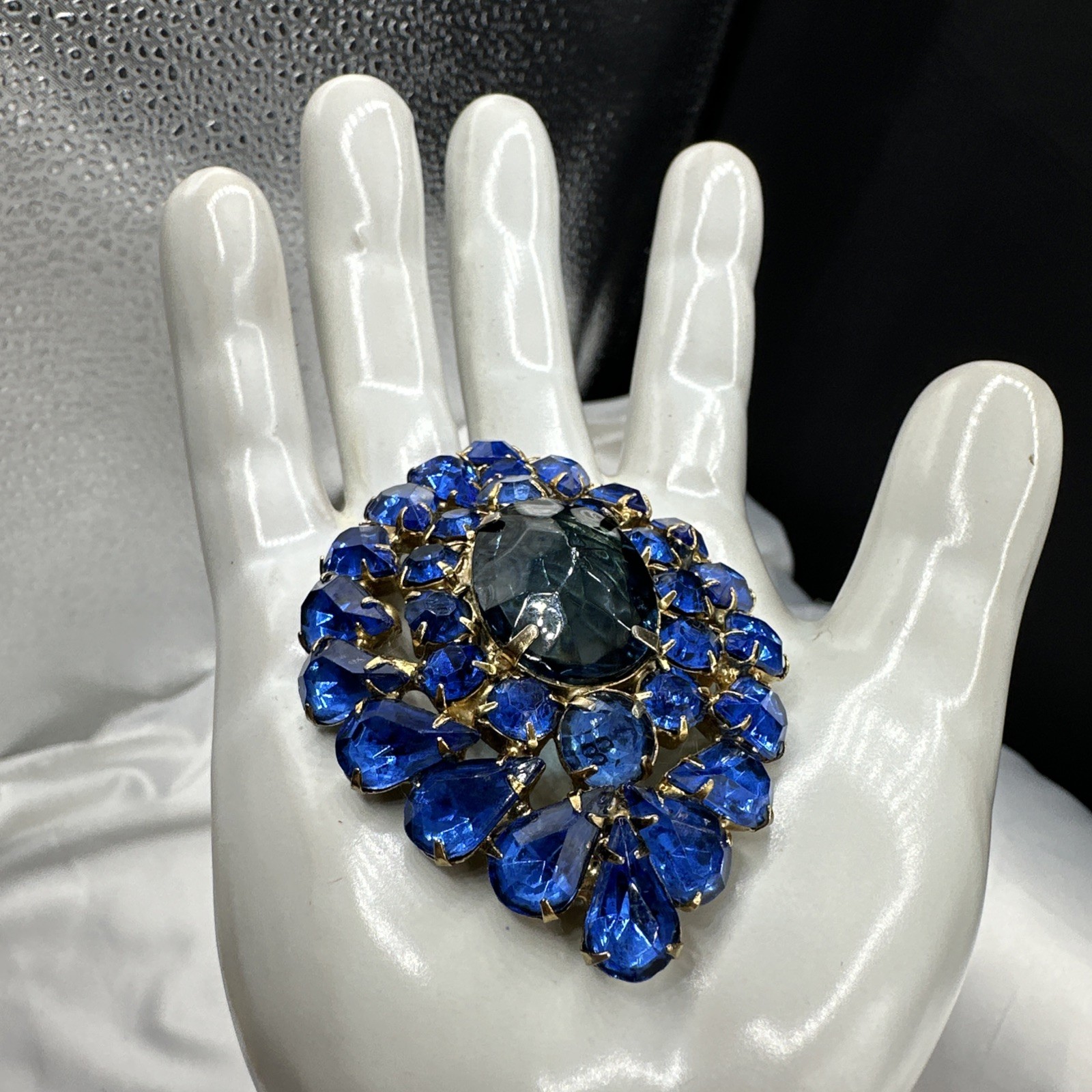 Vtg Unique Exclusive Oval Domed Blue Austrian Crystal Brooch. See pics.