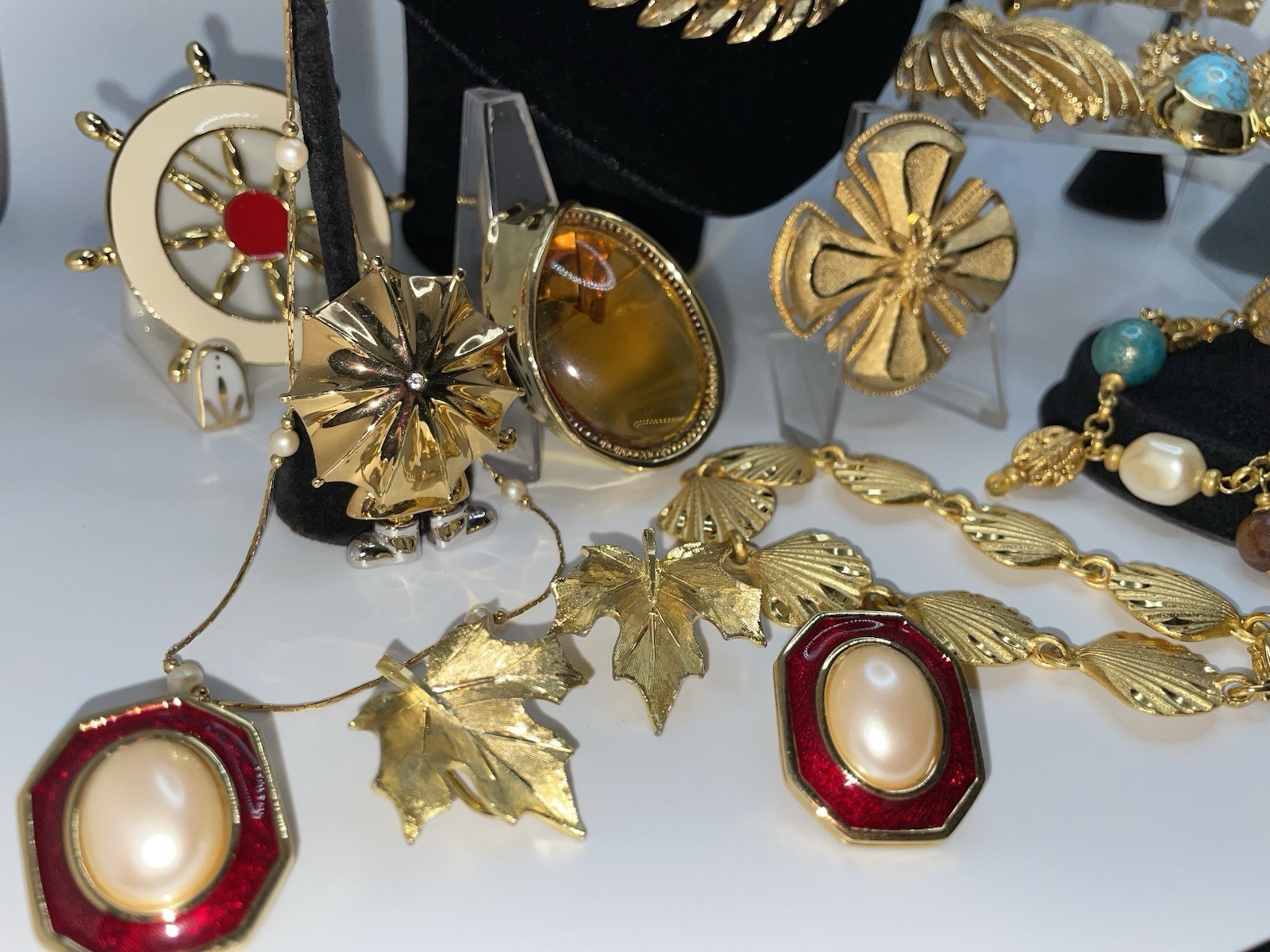 29 Pcs Vintage Gold Tone High End Jewelry Brooch Necklace Earrings Bracelet Lot