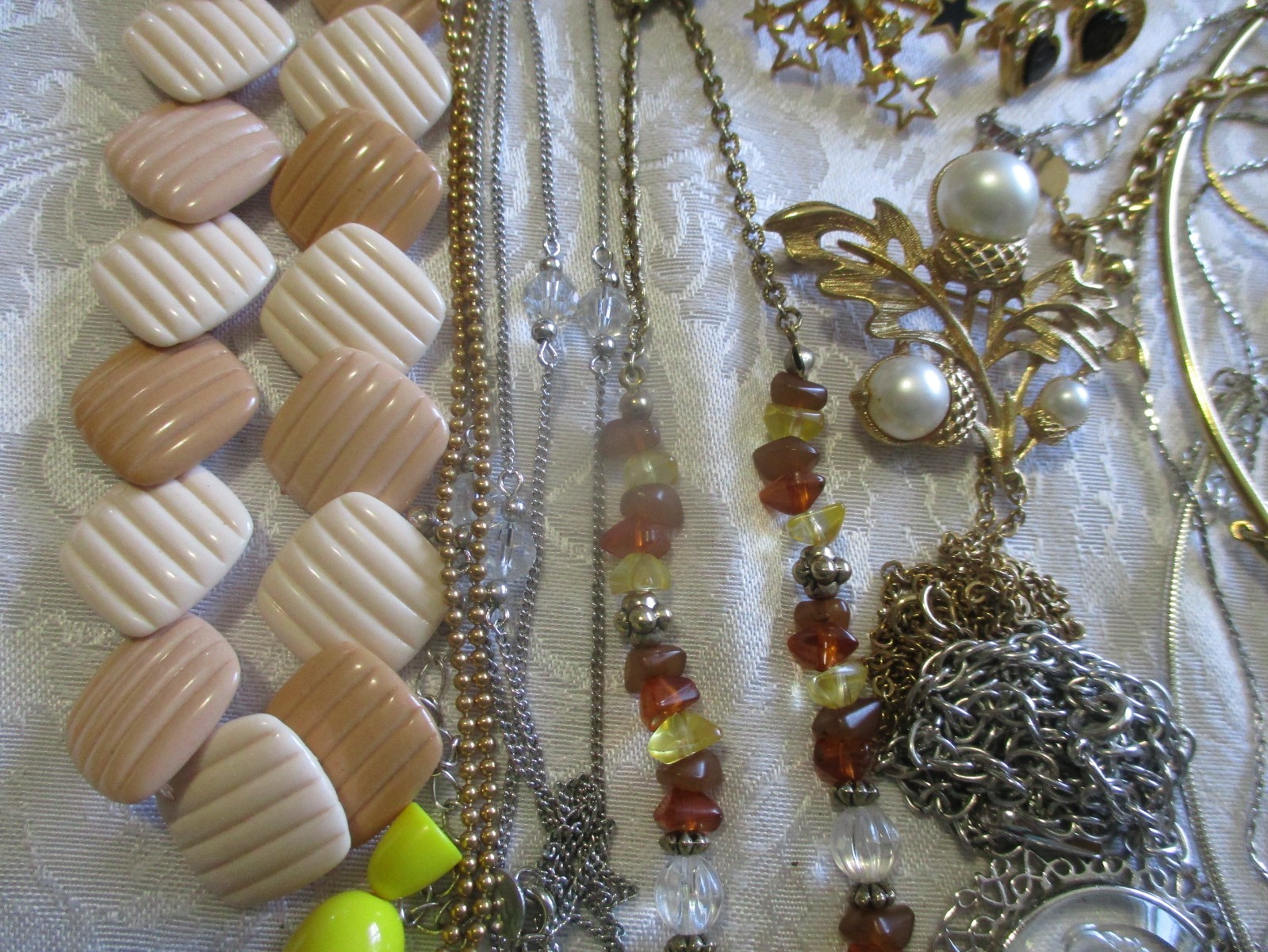 VINTAGE JEWELRY LOT 50 ALL SIGNED AVON NECKLACE BRACELET BROOCH PIERCED EARRINGS