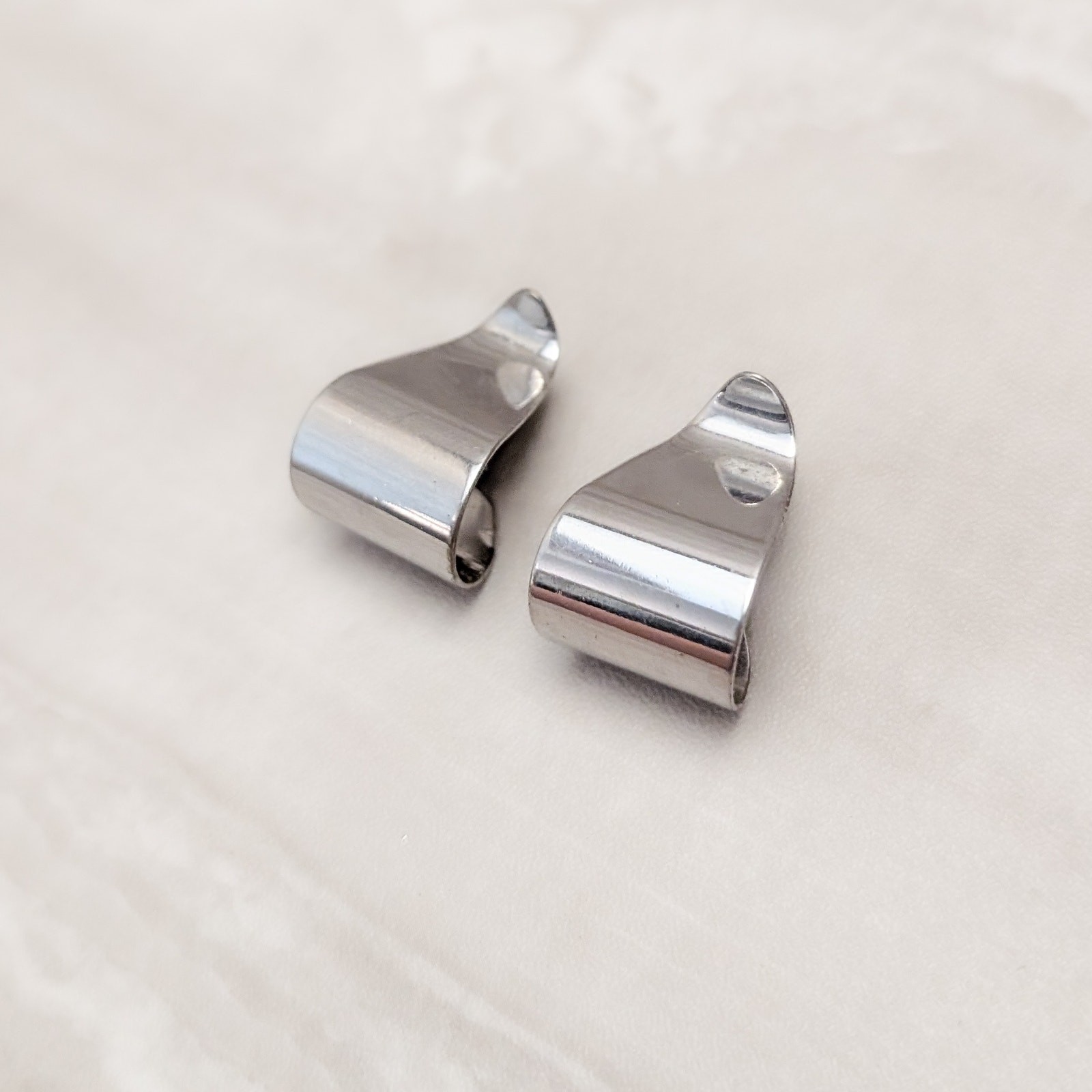 Vintage Avon Clip On Earrings Chunky Mirrored Silver Tone Elongated Hoop 1″