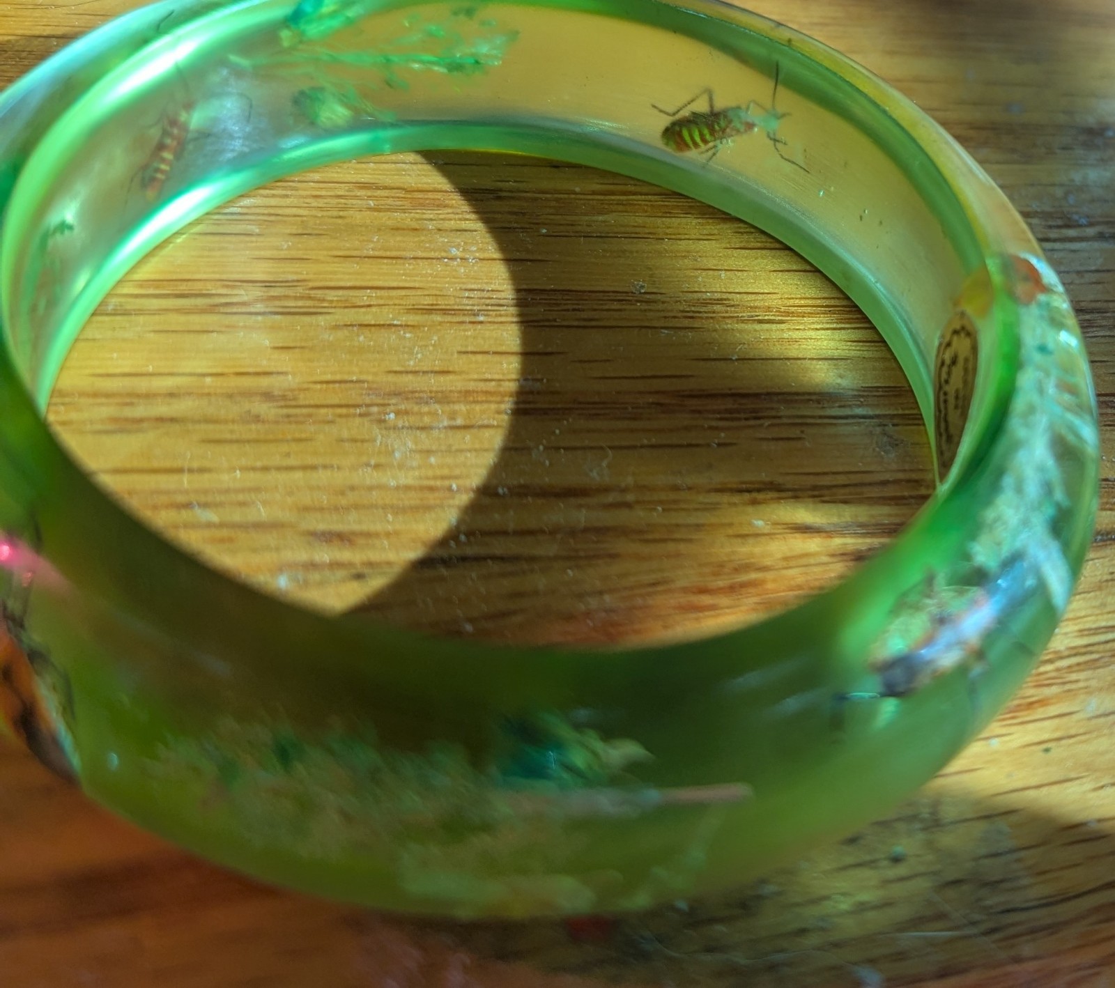 VINTAGE LUCITE BUG ANT INSECT BOTANICAL BANGLE BRACELET ORIG GOLD FOIL STICKER