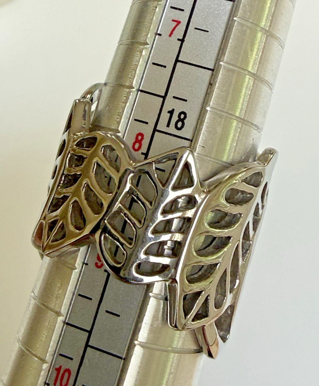 An Unusual & Unique Wide Silver Open Cutout Leaf Design Ring Size 8.5