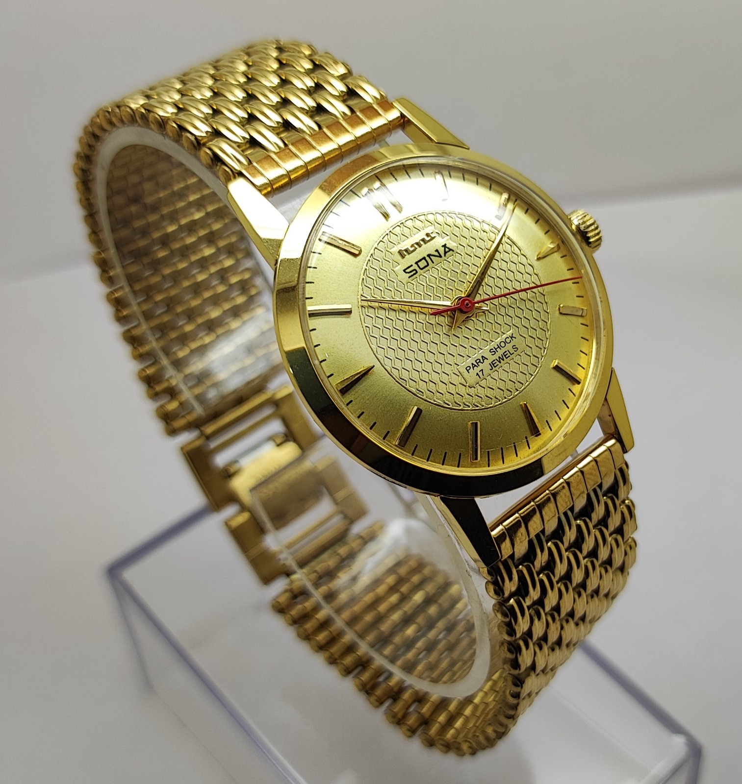 Vintage Hmt Sona Gold Dial 17 Jewels Para Shock Mechanical hand winding Watch