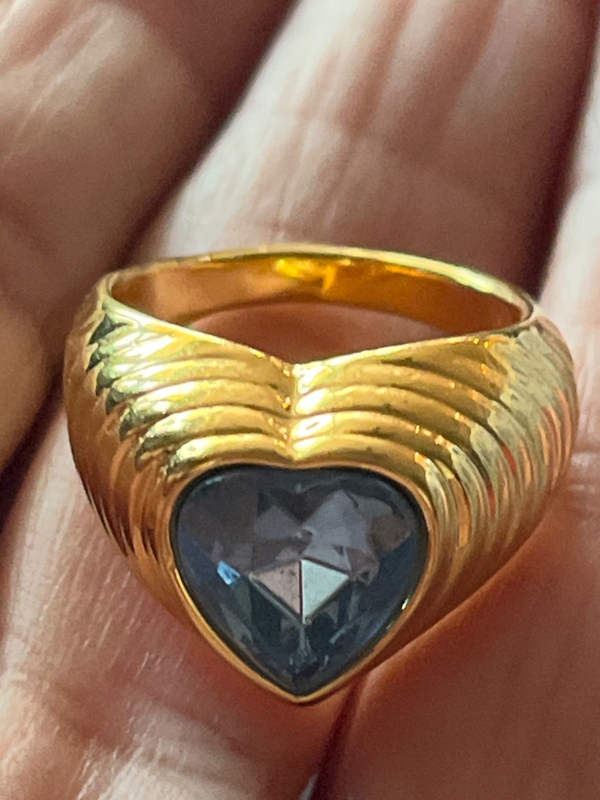 Unsigned Vintage 1987 Avon Bold Sparkle Heart Ring Ribbed Band Heart Stone sz5
