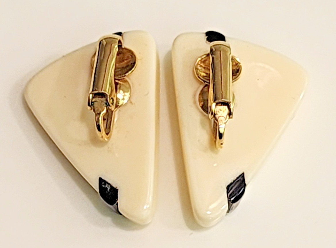 Vintage Black & Ivory Triangle Lucite ? Clip On 1 1/4″ Earrings – Jewelry