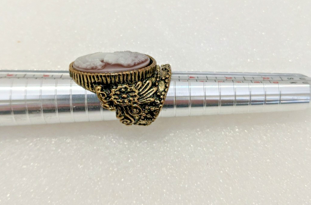 GE. Large Gold Tone Metal Alloy Purple White Carved Acrylic Cameo Ring Size 5.5