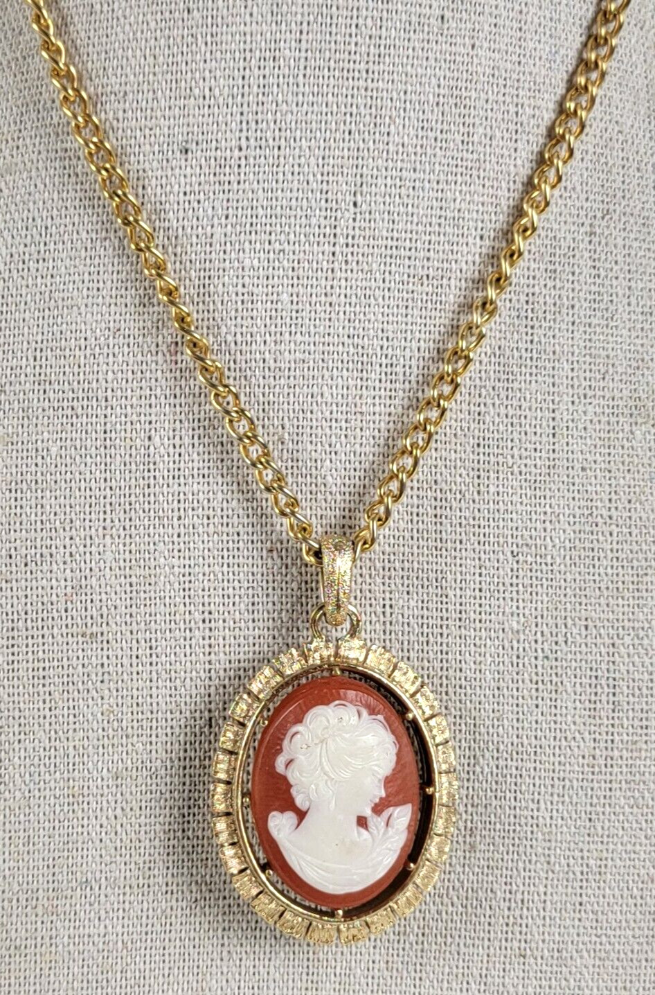Vintage 70’s Gold-Tone Reversible Cameo Pendant Necklace 25 In Spring Ring
