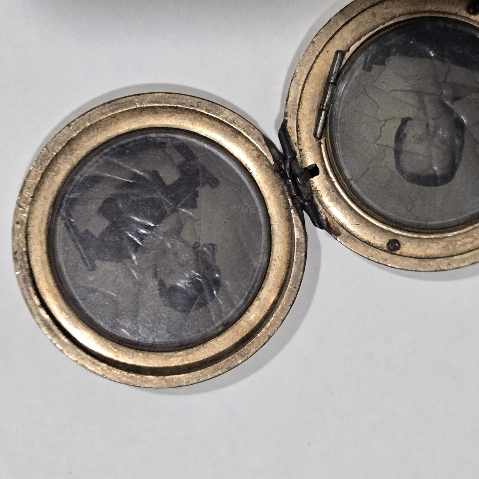 Rare Antique Victorian Round Tri-Fold Quad Photo Locket Gold Filled
