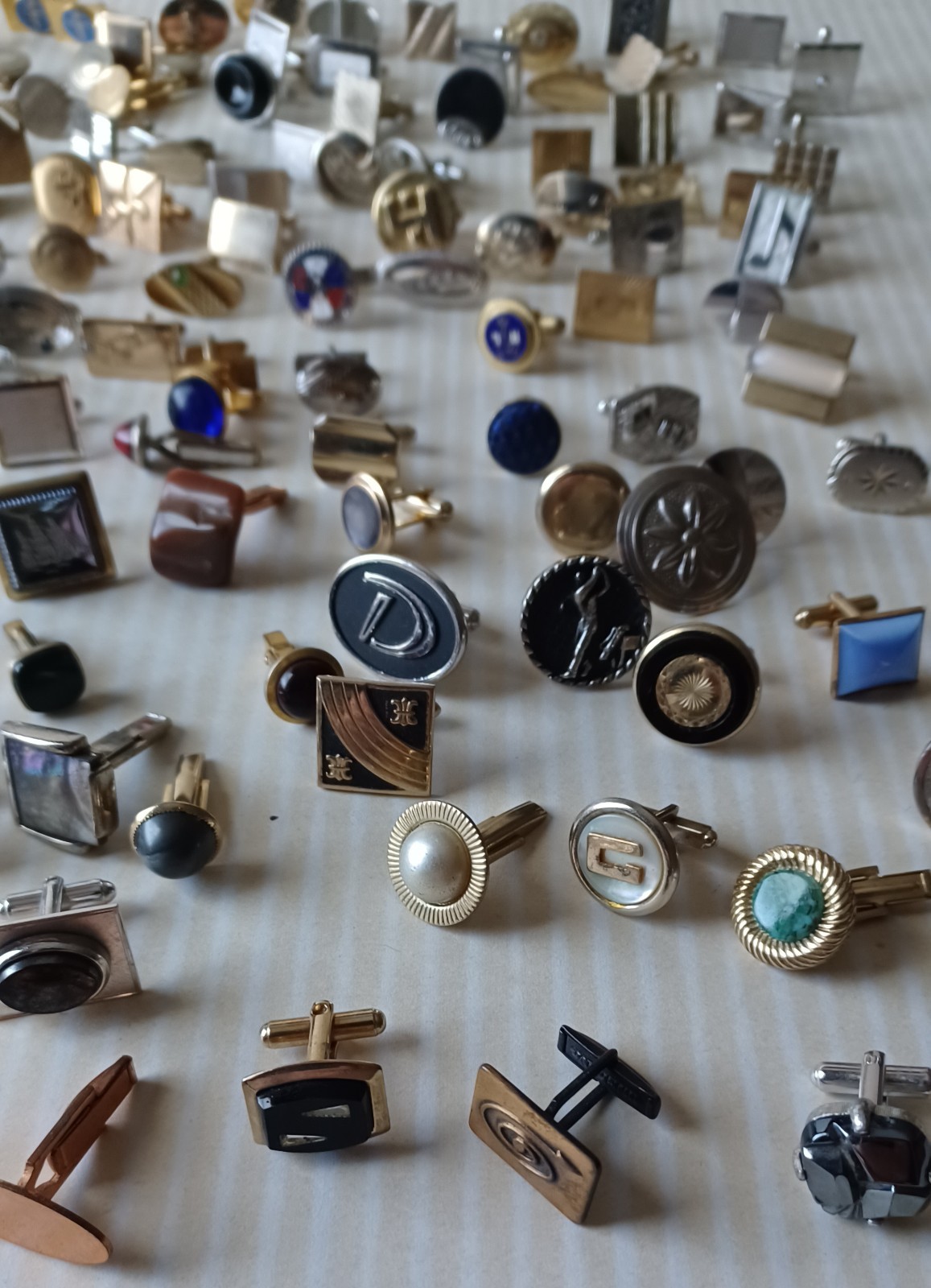 Lot 160 VTG Single Cufflinks Mixed Styles Tones Repurpose Jewelry Some Wear