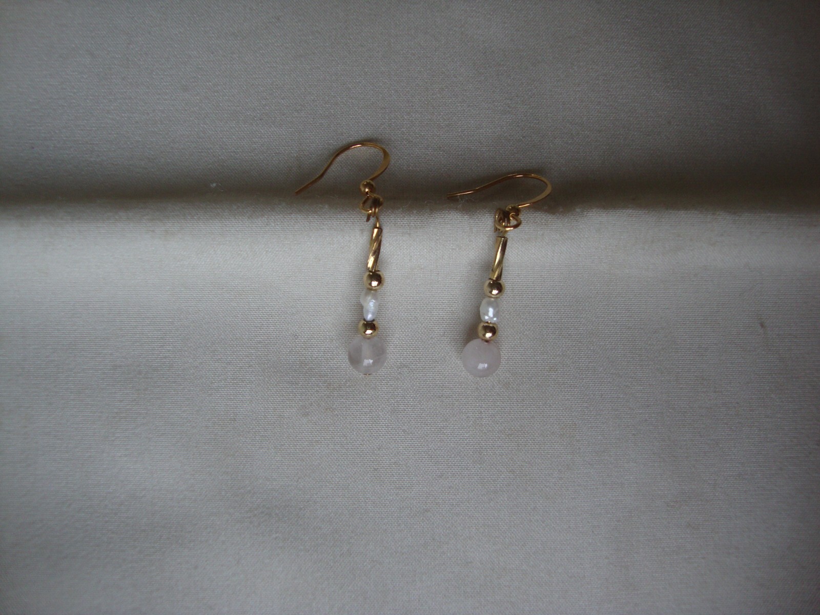 VTG HANDMADE 6MM ROSE QUARTZ RICE PEARL YELLOW GOLD PLATED DANGLE HOOK EARRINGS