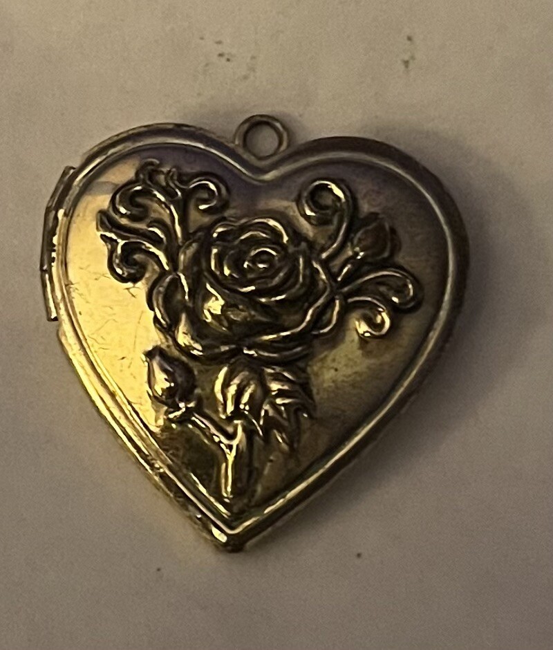 VTG MODERN LOCKET BRASS EMBOSSED HEART w FLOWER ROSE Pendant