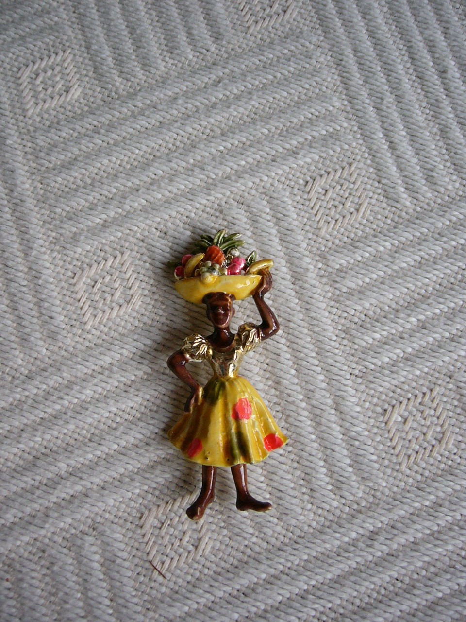 VINTAGE RARE 1950’s HAWAIIAN POLYNESIAN LADY FRUIT SELLER BROOCH PIN UNUSED