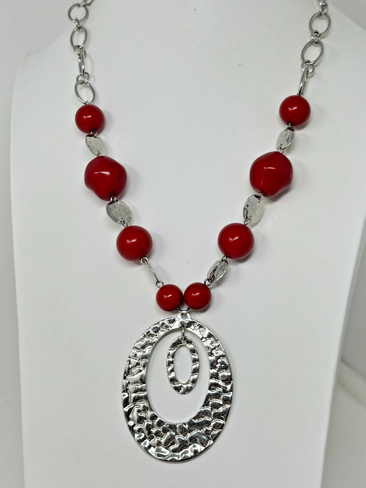 Beautiful Silvertone Hammered Texture Red Plastic Lucite Bead 19-22″ Necklace