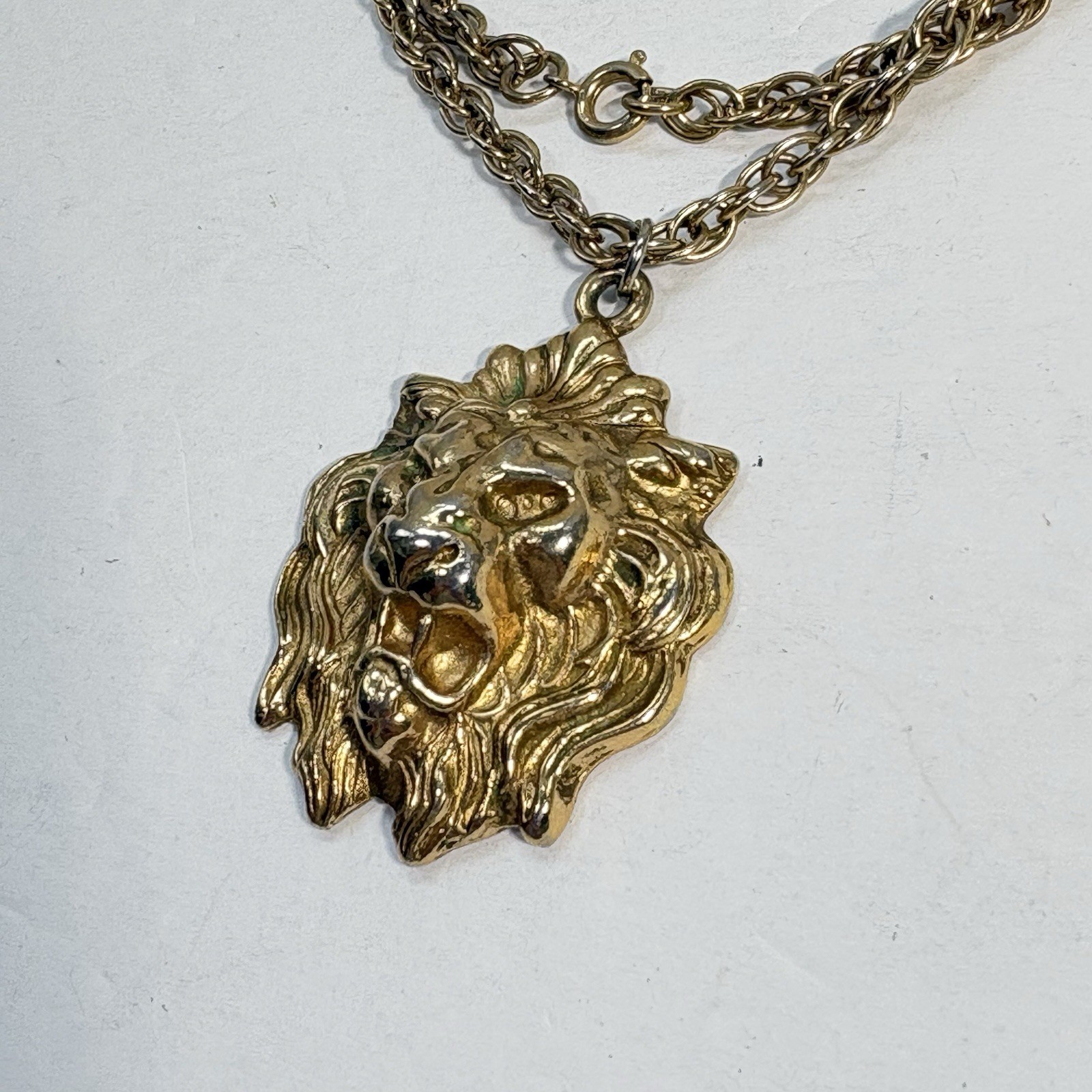 Vintage Gold Tone Lion Head Pendant Necklace Raised Design Leo Zodiac 20″ Chain