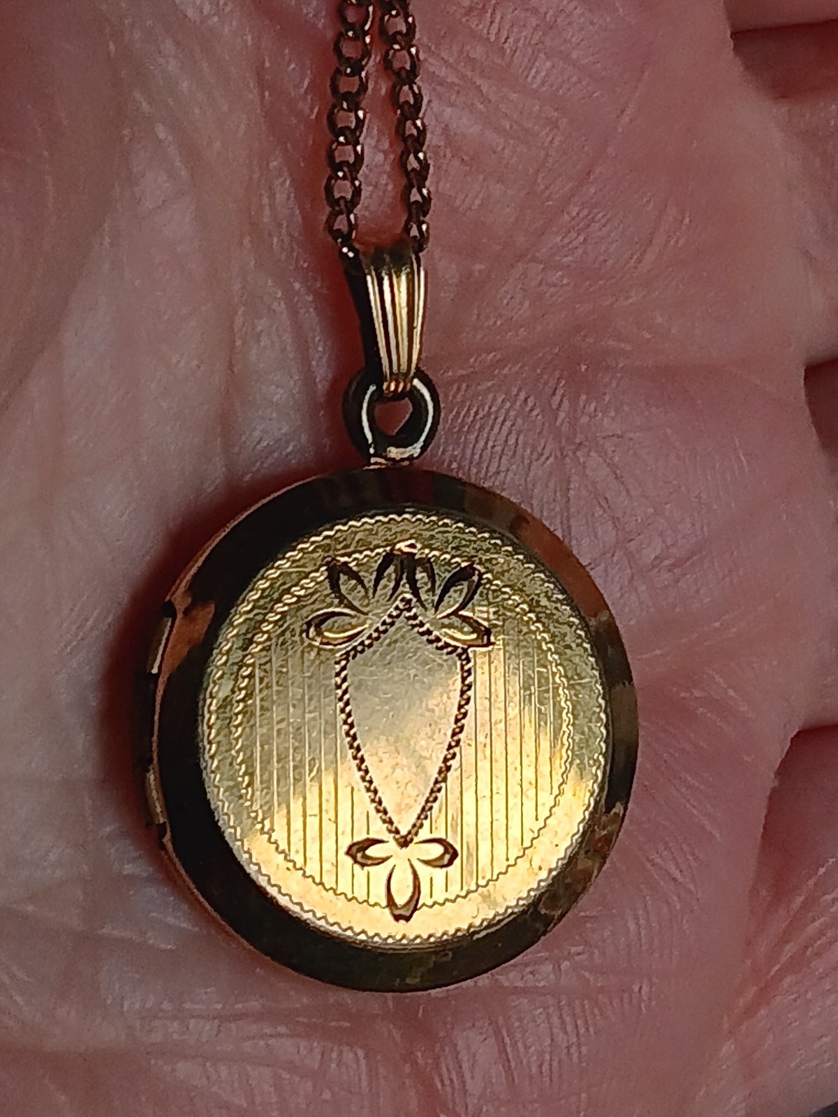 A&Z 1/20th 12k GF Gold Filled Round Locket Necklace Etched Shield Design 18″