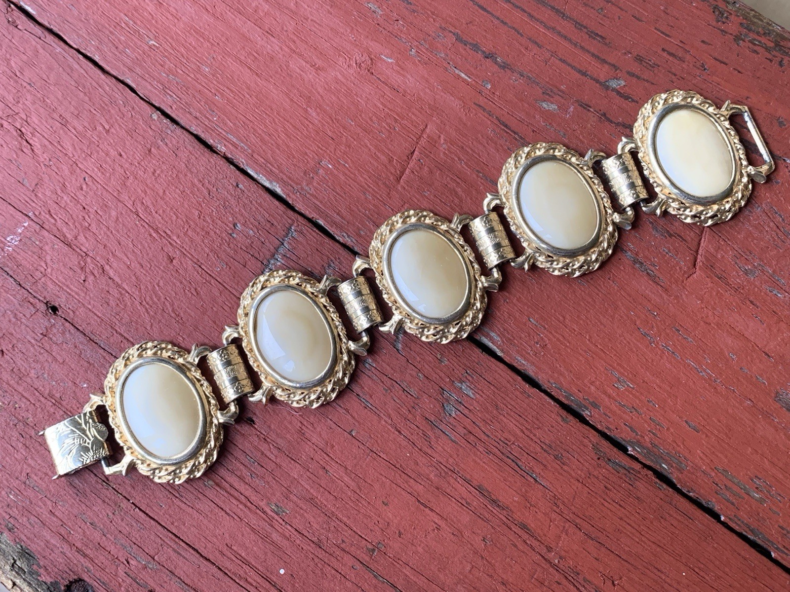 Vintage Chunky 7.5″ Signed Judy Lee Bracelet Gold Tone Panel Wide Glass Cab WOW