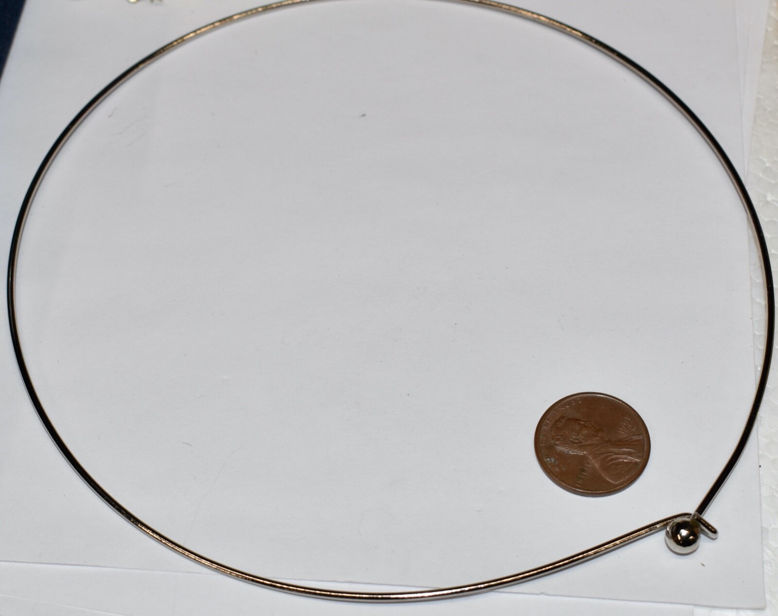 VINTAGE SILVERTONE NECK WIRE CHOKER NECKLACE * EASY CLASP CLOSURE