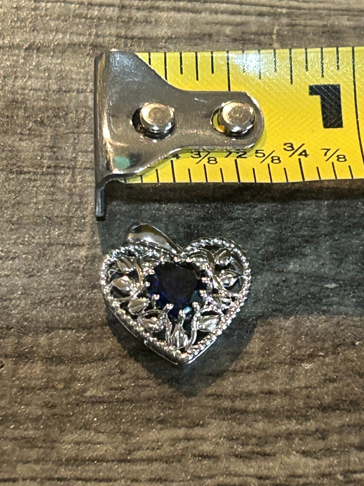 VINTAGE LADIES 10K WHITE GOLD HEART CHARM PENDANT BLUE SAPPHIRE MIDDLE 1.4 GRAMS