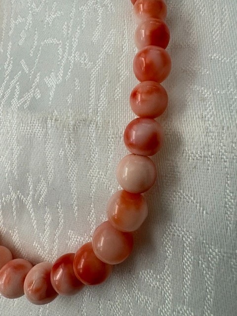 Vintage Angel Skin Fossil Coral Necklace 23″ Tapered 6–3mm Barrel Clasp