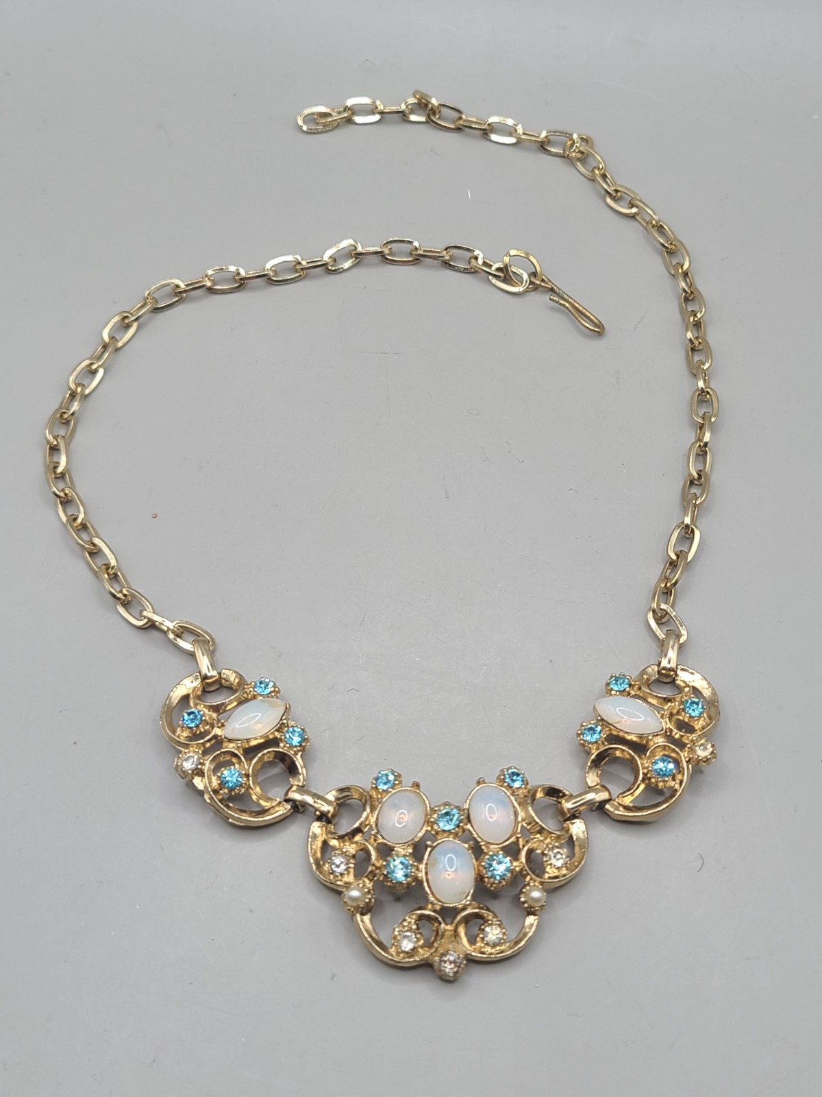 Vtg Unsigned Goldtone Opaline Glass Rhinestone Faux Pearl 17″ Necklace