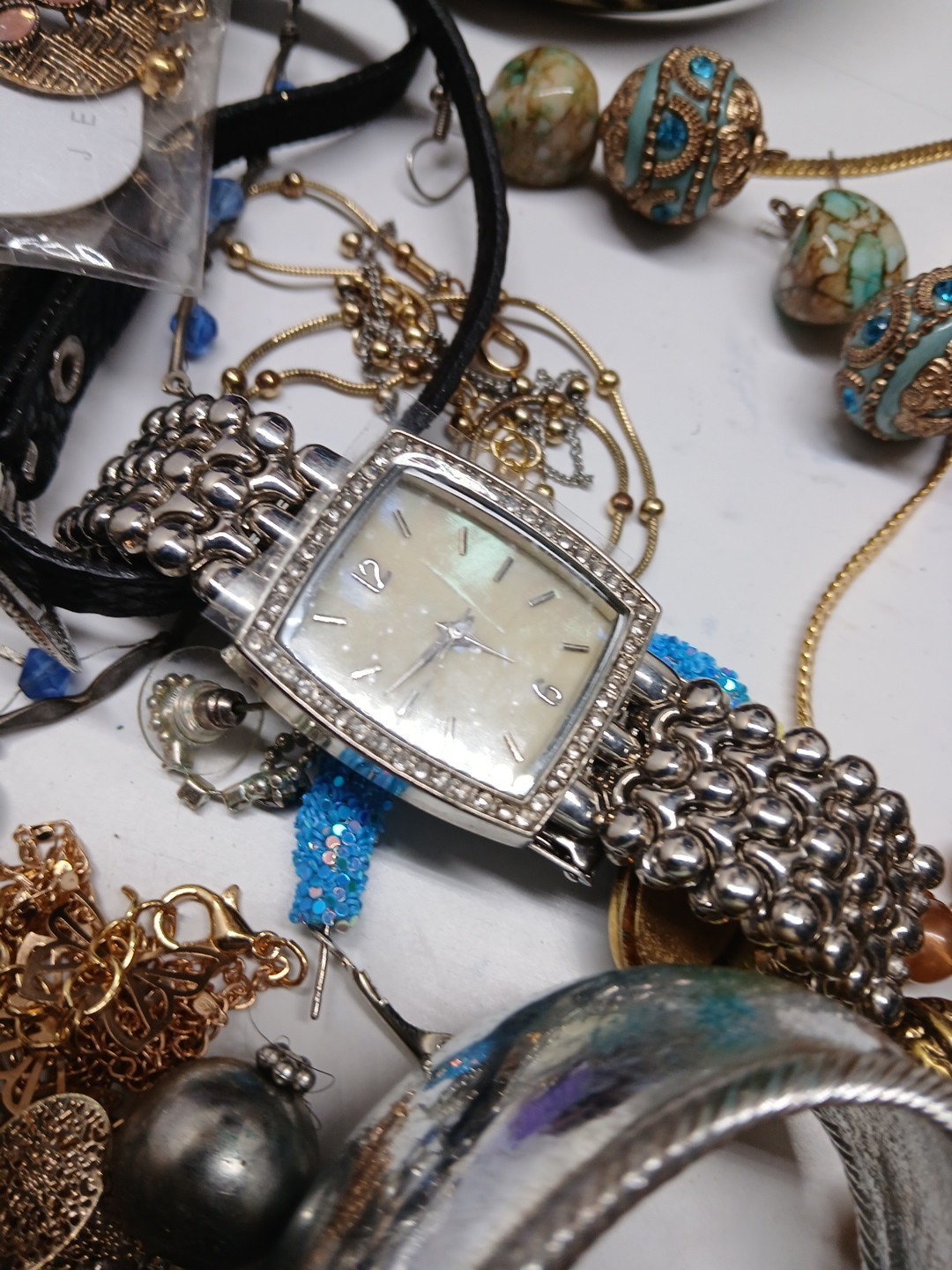 Huge lot Of Jewelry Watches Pearls & More Some new And Used unsearched 4.6lbs