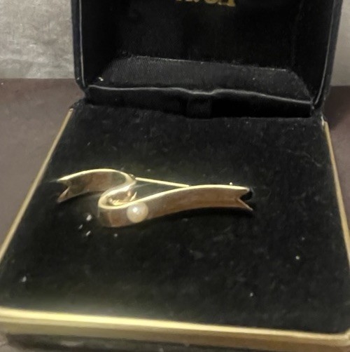 Avon 1984 Presidential Award Pendant- Ribbon Style Gold Toned With A Pearl