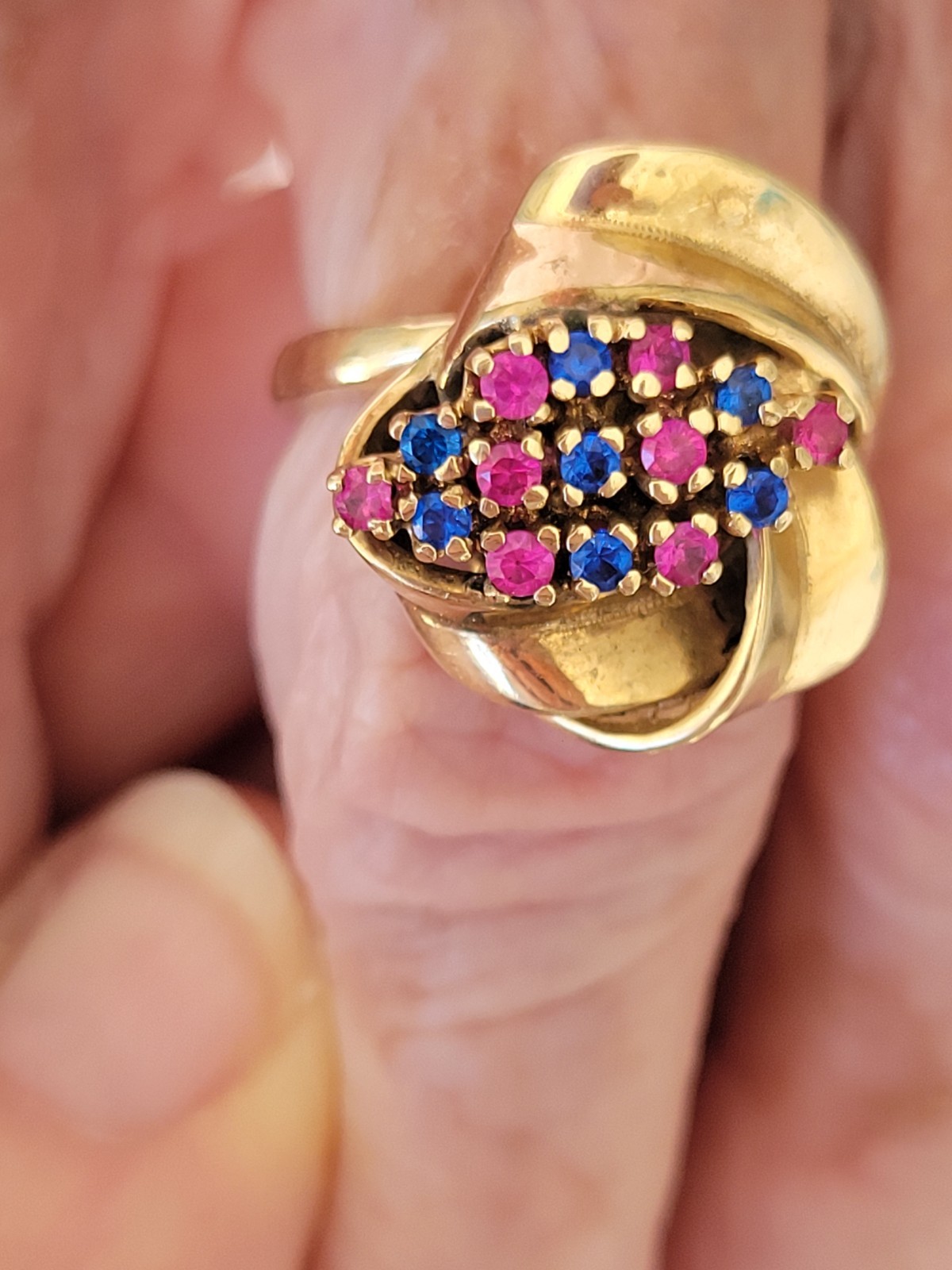 Vintage 1970s 14kt Gold Swirl Ribbon Ring W/ Ceylon Pink &Blue Sapphires Size 6