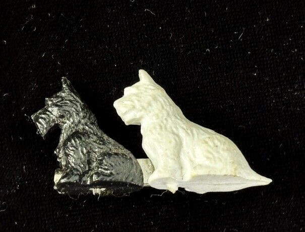 Vintage GREAT BRITAIN Plastic Black White SCOTTY TERRIER DOGS Pin Badge C Clasp