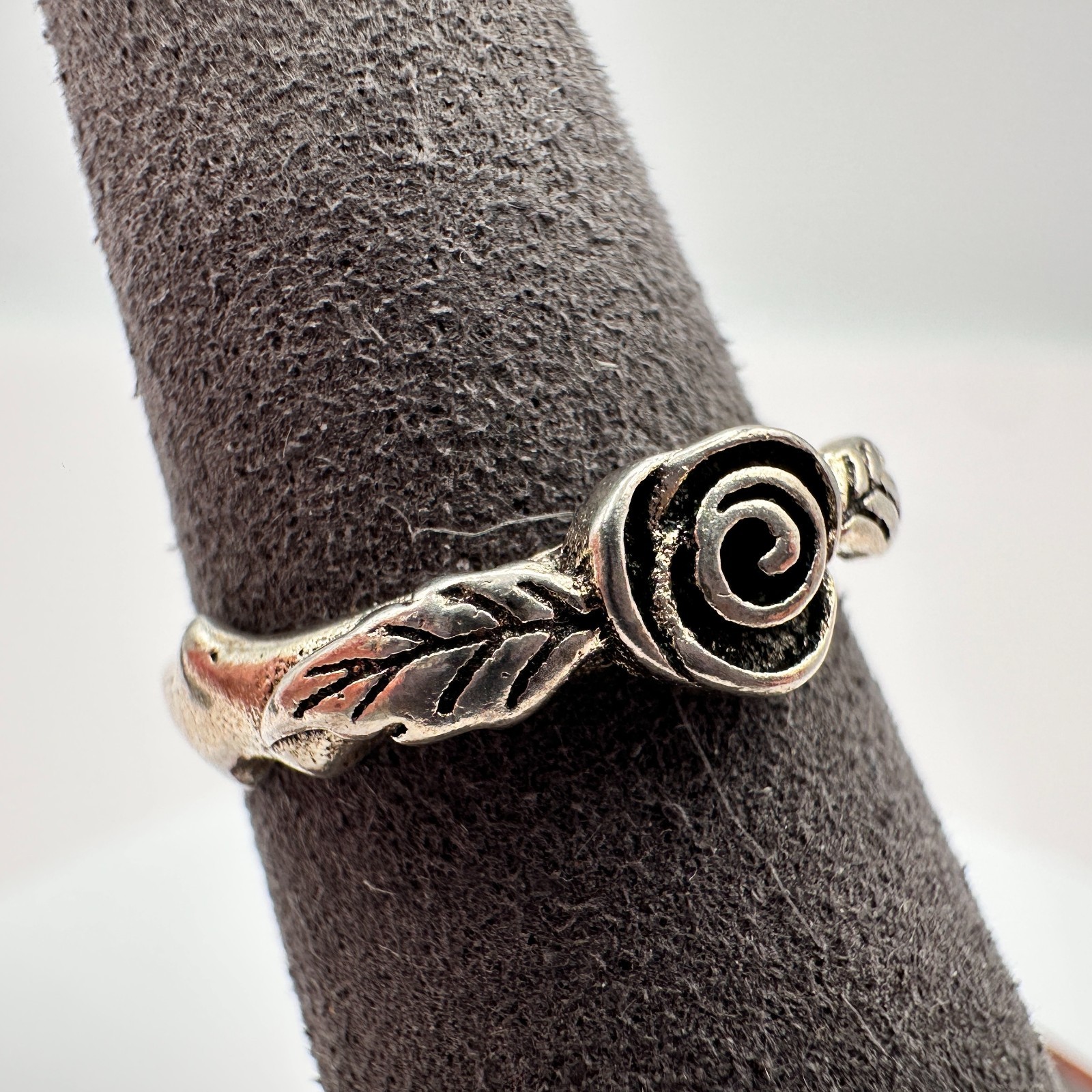 Vintage 90s Silver Tone Rose Flower Leaf Ring Women’s Classic Fashion Jewelry