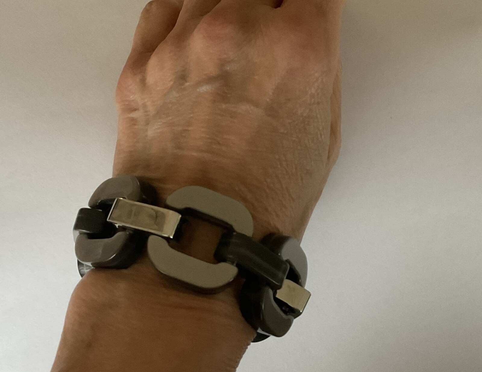 DEROME BRENNER France Chunky Modern Style Acetate Link Bracelet Pearl Gray 8”