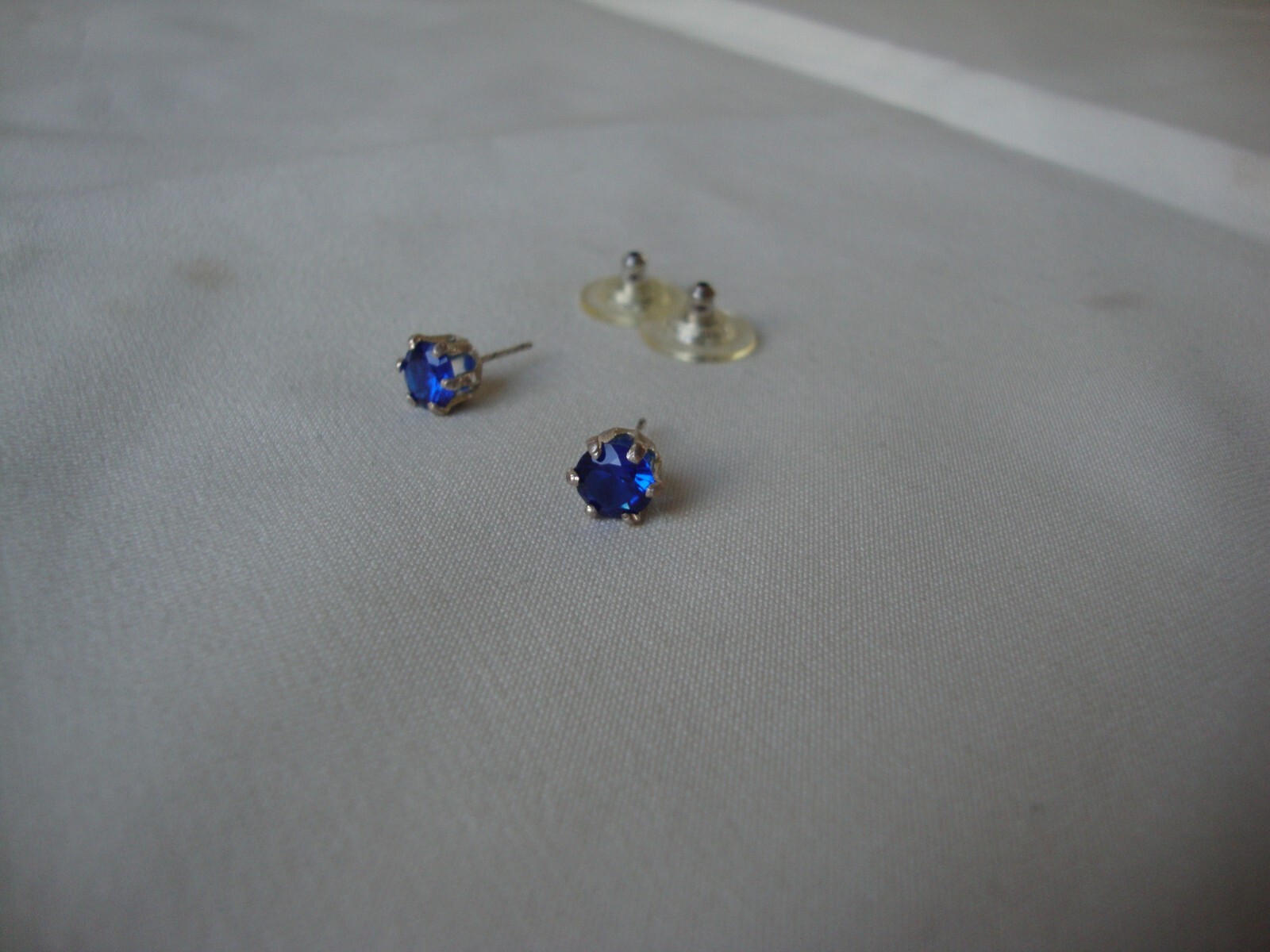 VINTAGE 6MM ROUND BRILLIANT CUT DARK BLUE CZ STERLING SILVER PRONG STUD EARRINGS