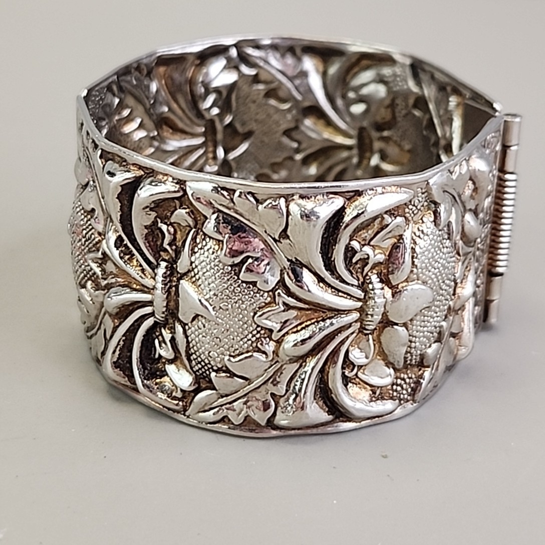 Vintage Bangle Bracelet Repousse Clamper Silver Tone 6.75″