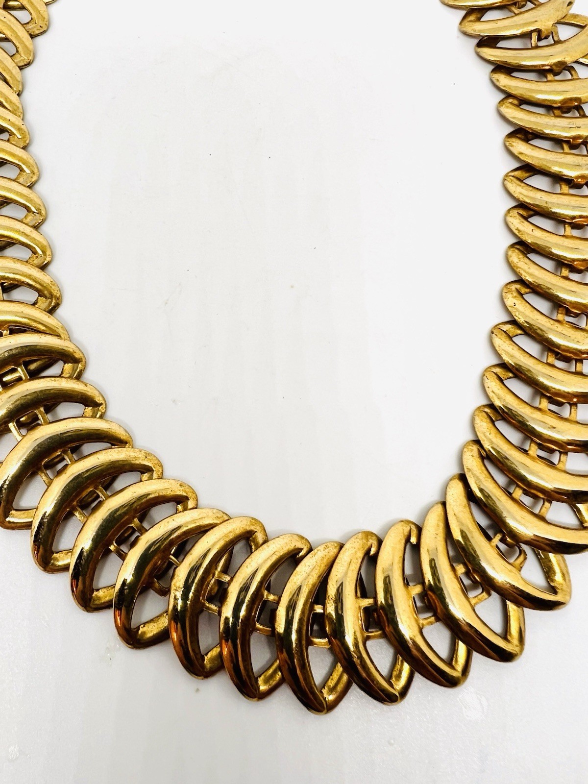 Wide Articulated Gold Tone Elliptical Links Necklace 18 Inches Vintage Jewelry