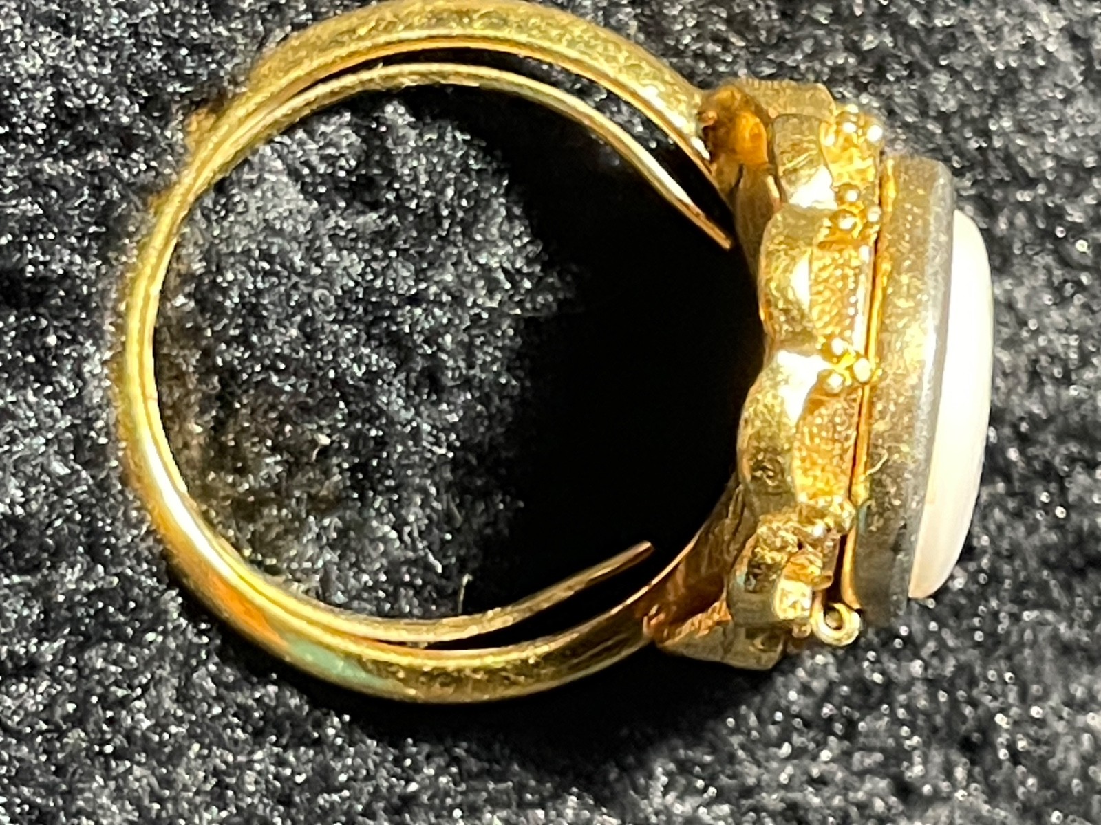 Vintage Avon Floral Ring Gold Tone Oval Porcelain Style Locket Adjustable Band