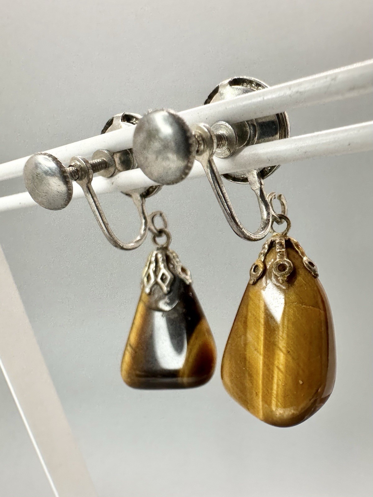 ⛎ Vintage Tiger Eye Dangle Screw Back Earrings Shell Top Gold Brown Stone Pair