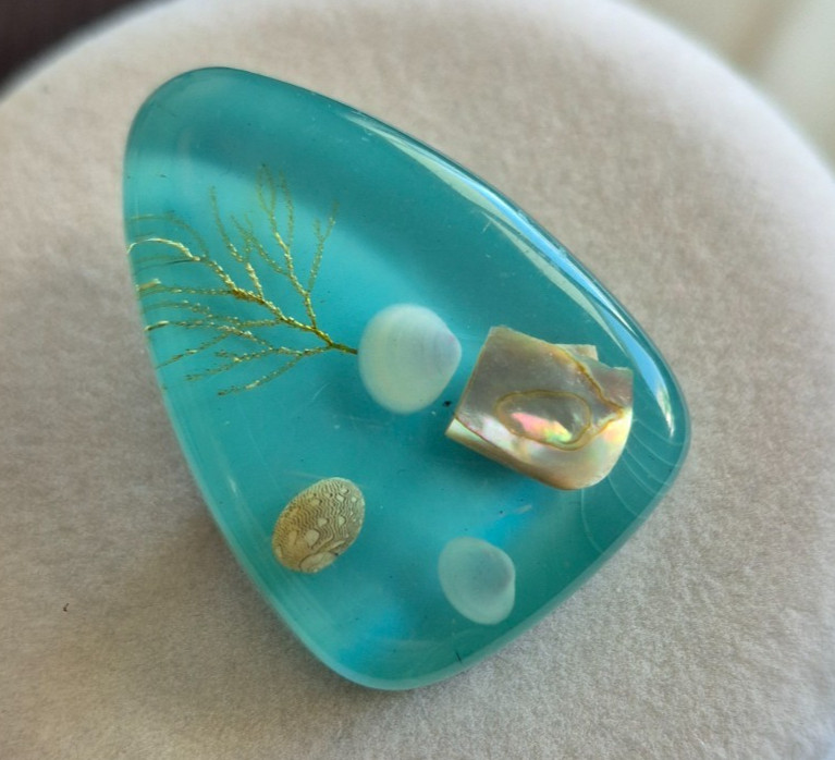 Unique, vintage, lucite ocean theme brooch pin Great Britain