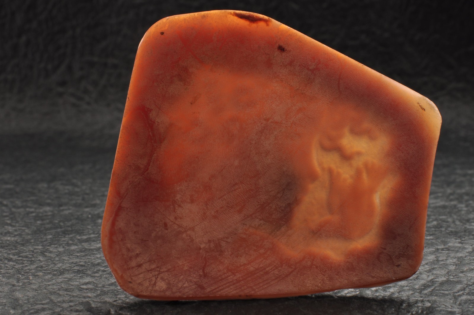 Large shell cameo carved “Girl with the bird” (total 108.5ct), sign by artist.