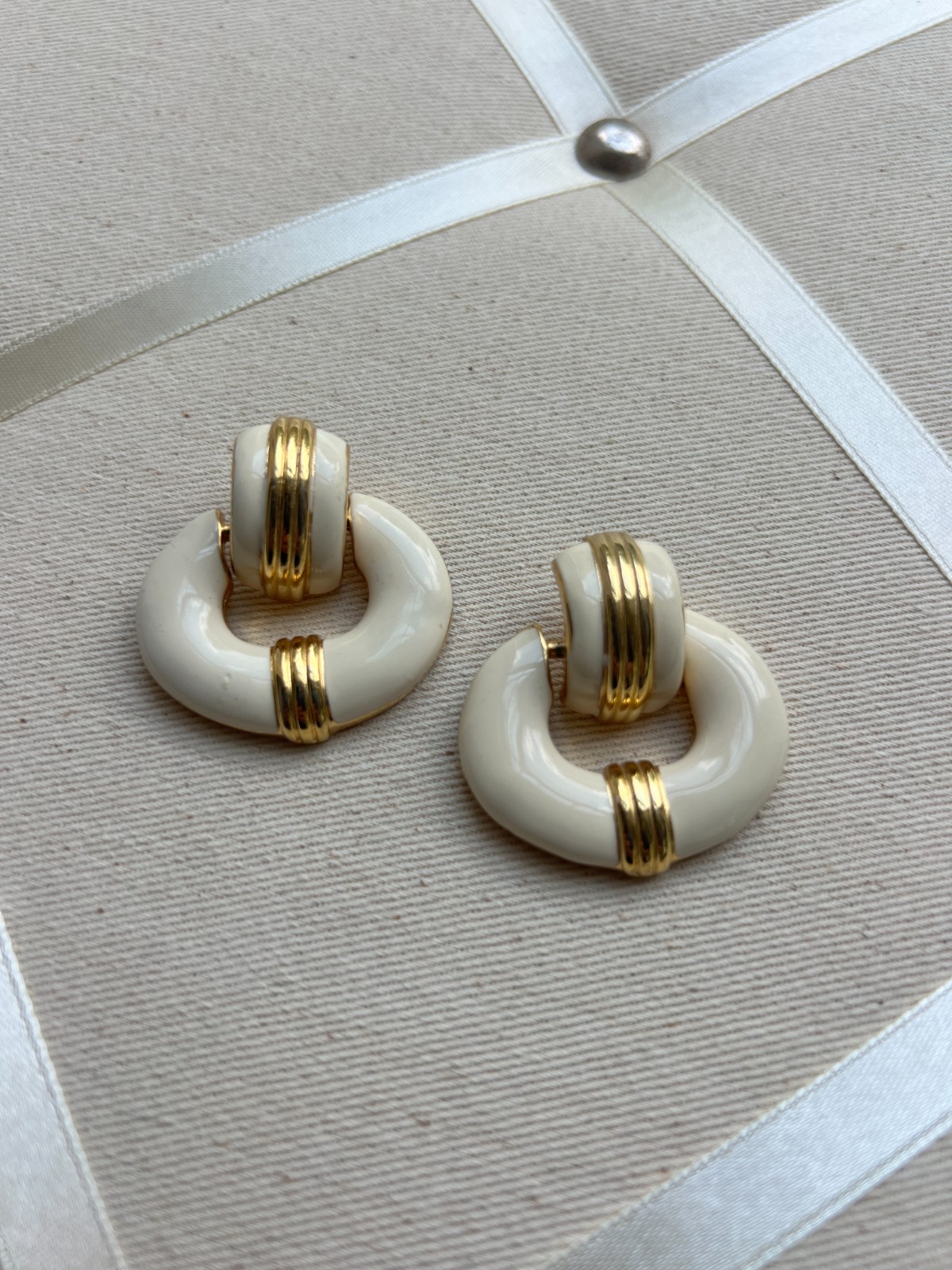 VINTAGE Erwin Pearl PEP White Enamel & Gold Tone Earrings