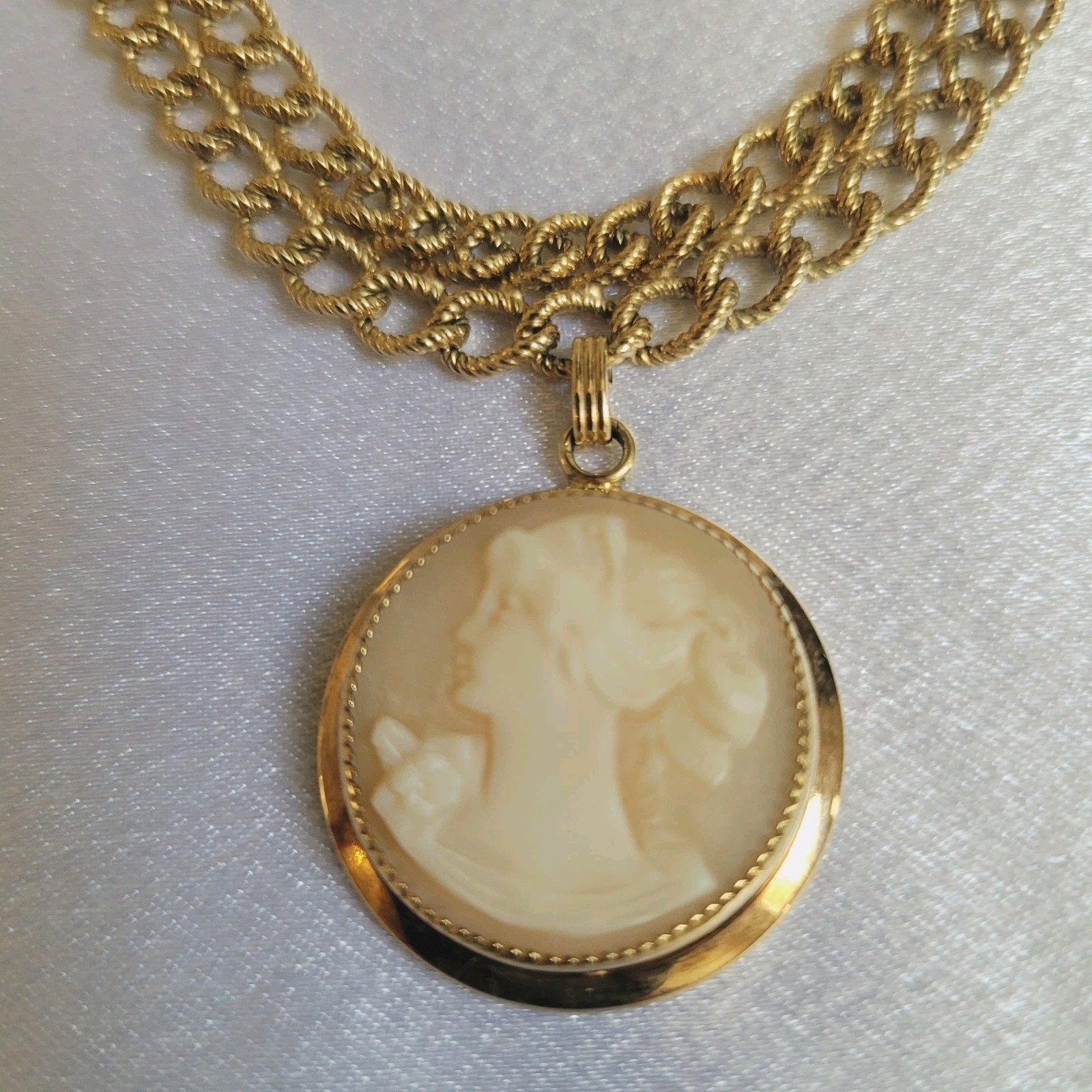 Antique 12kt Gold Fill Setting Pendant Carved Cameo one Goldtone Chain Choker