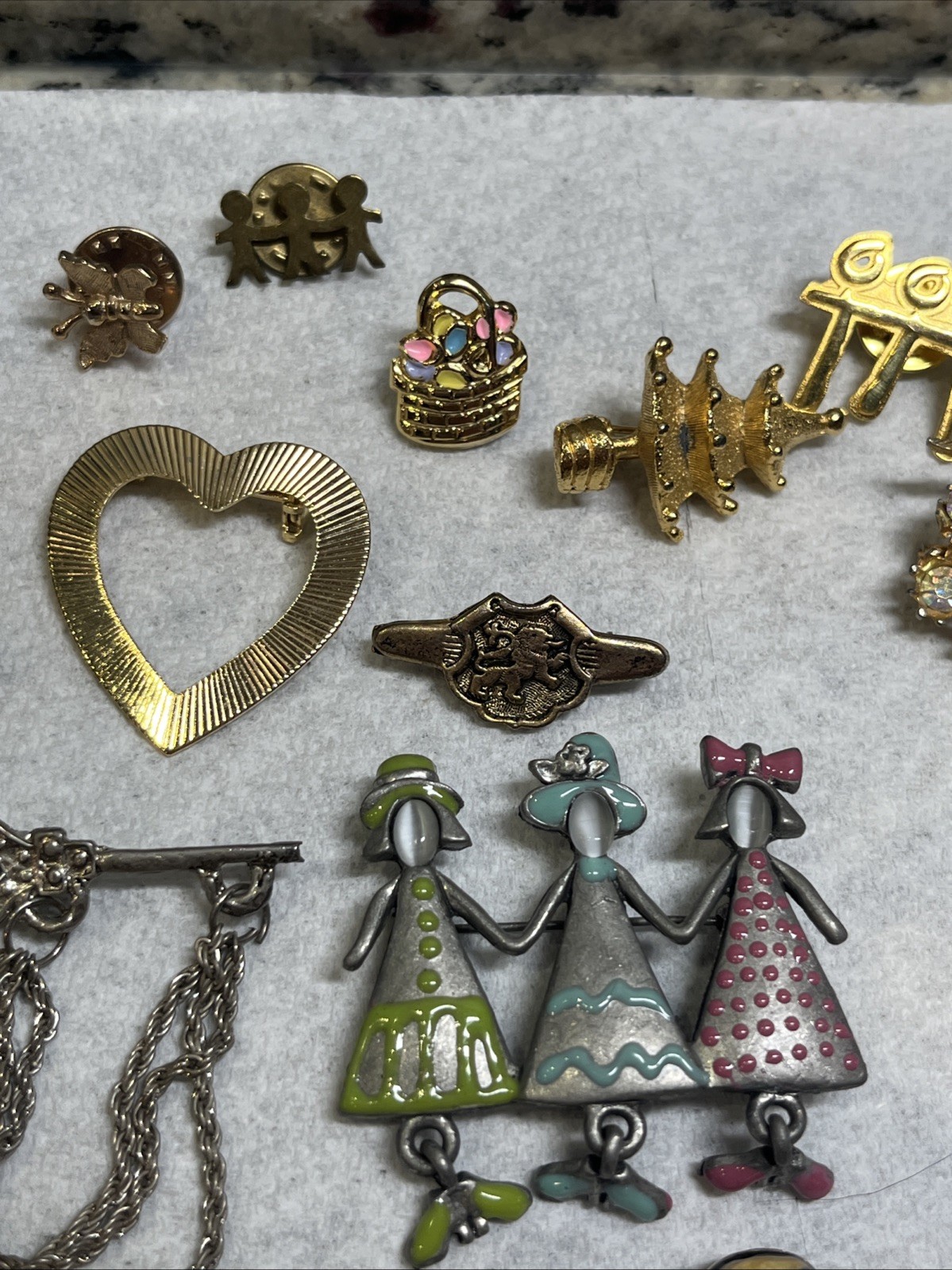 Vintage Brooch Pin Lot Gold Tone Silver Tone Mixed Materials 33 Pc Stones Ect