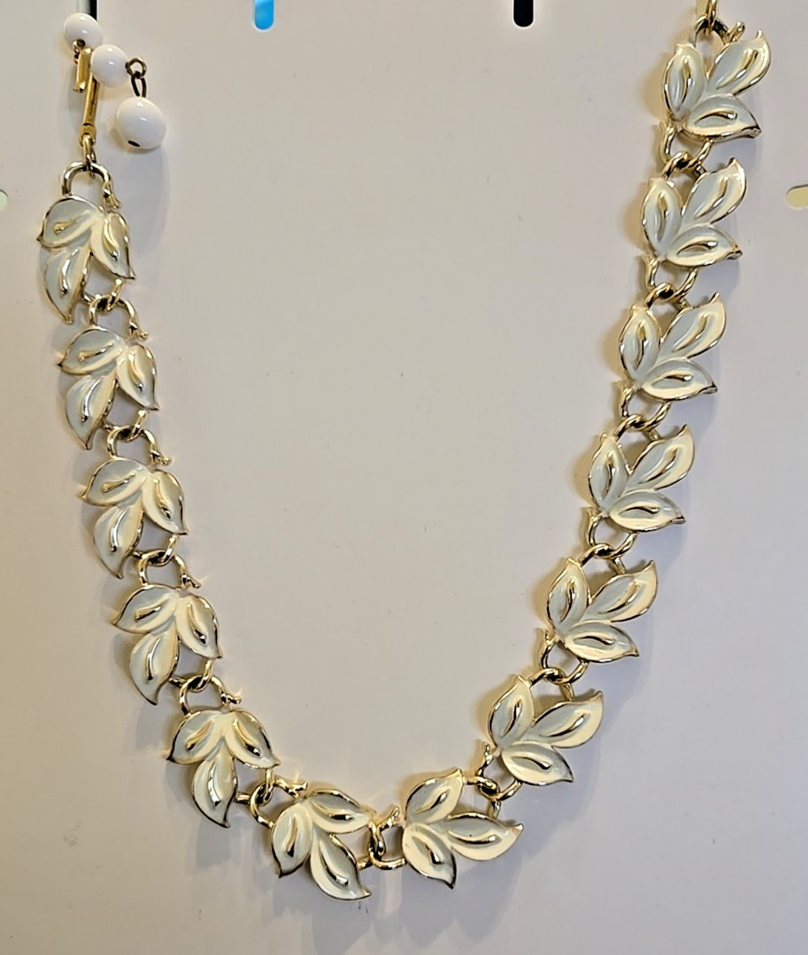 Coro Vintage White Enameled Leaves Necklace 17″